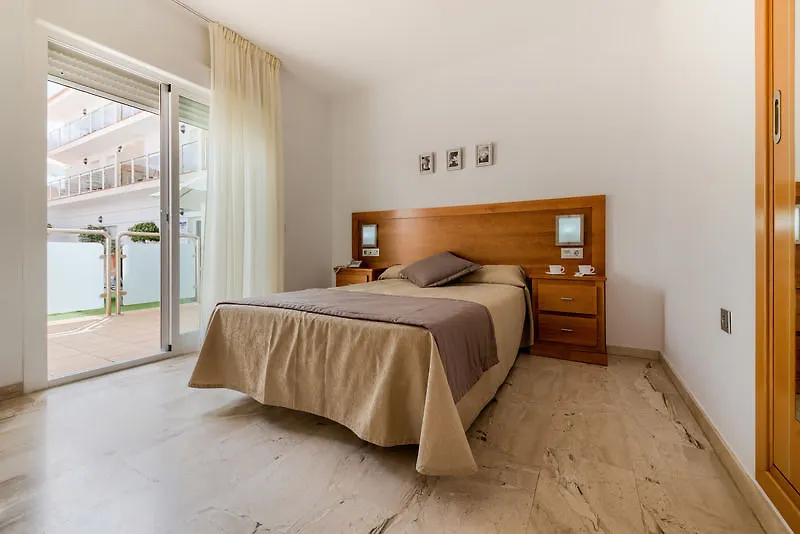 Hotel Apartamentos Loto Conil Conil De La Frontera 3*,